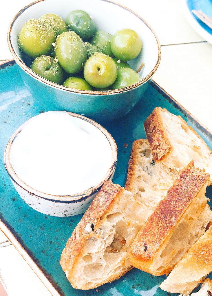 kola weddingz | Ibiza | fingerfood | Oliven Aioli Brot