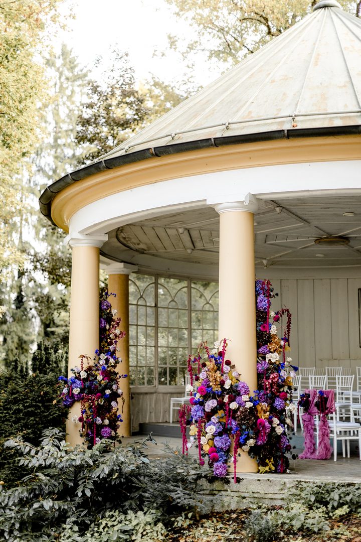 Herbsthochzeit in Beerenfarben