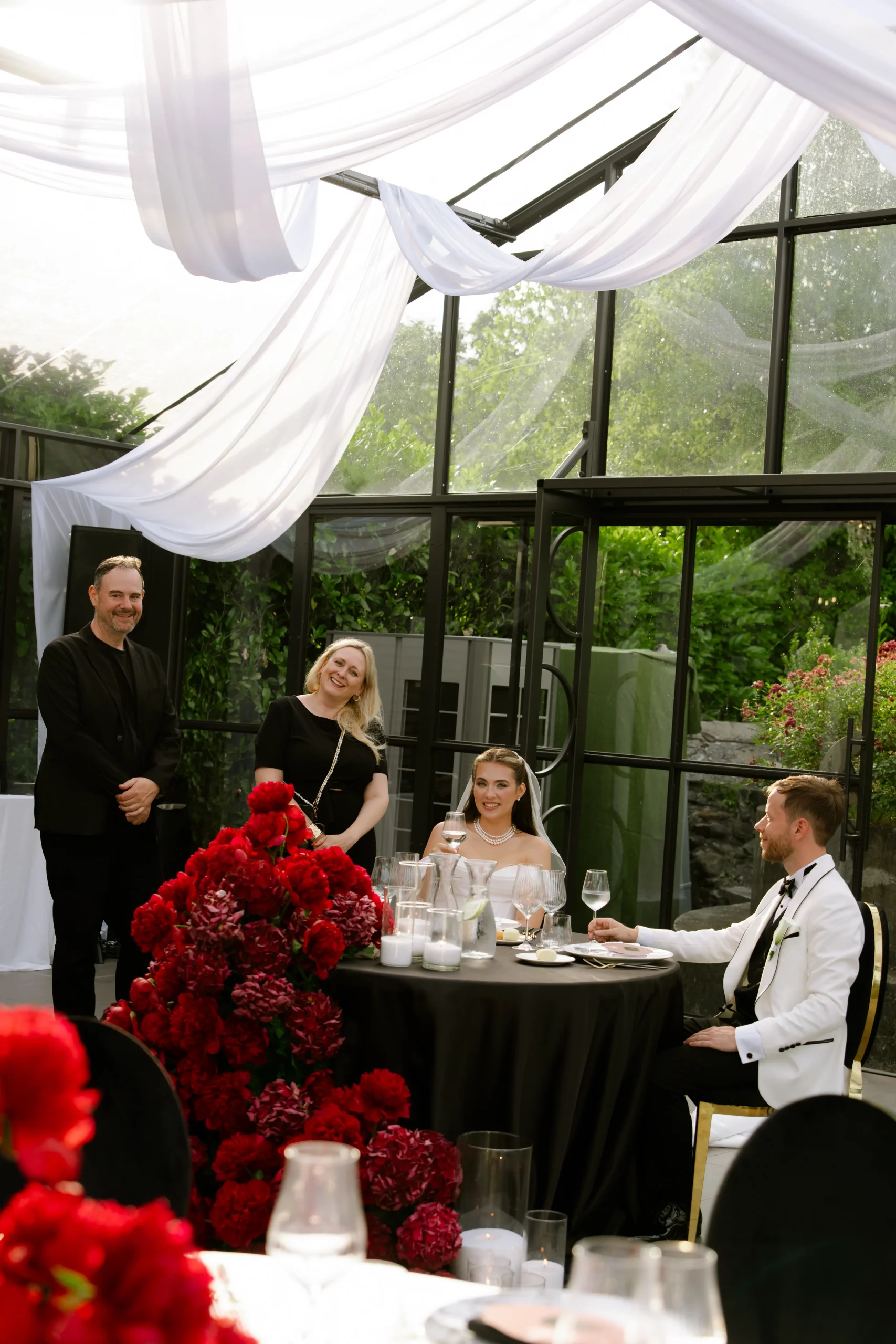 Hochzeitsplanerin steht am Hochzeitstag neben dem Brautpaar - KOLA weddingz