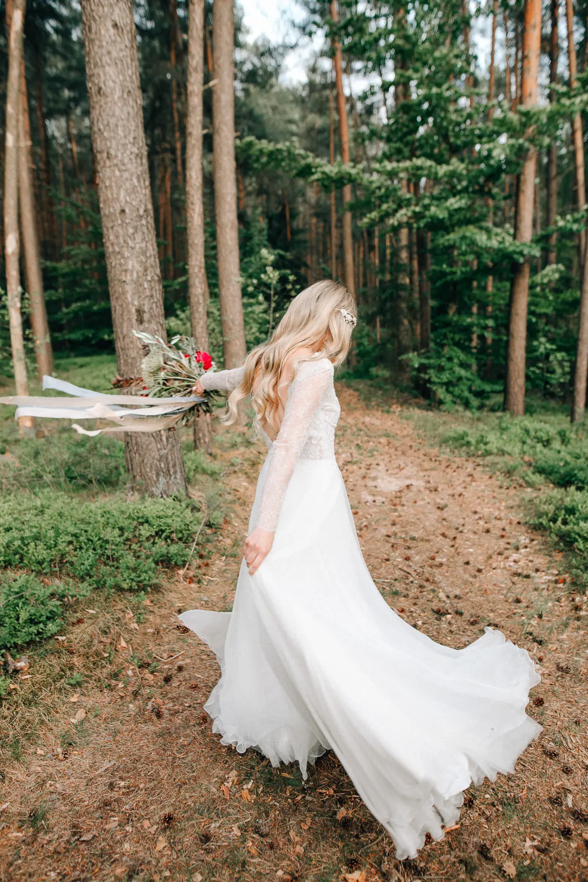 Braut im Wald bei einer Hochzeit in Bayern -Hochzeitsplaner KOLA weddingz