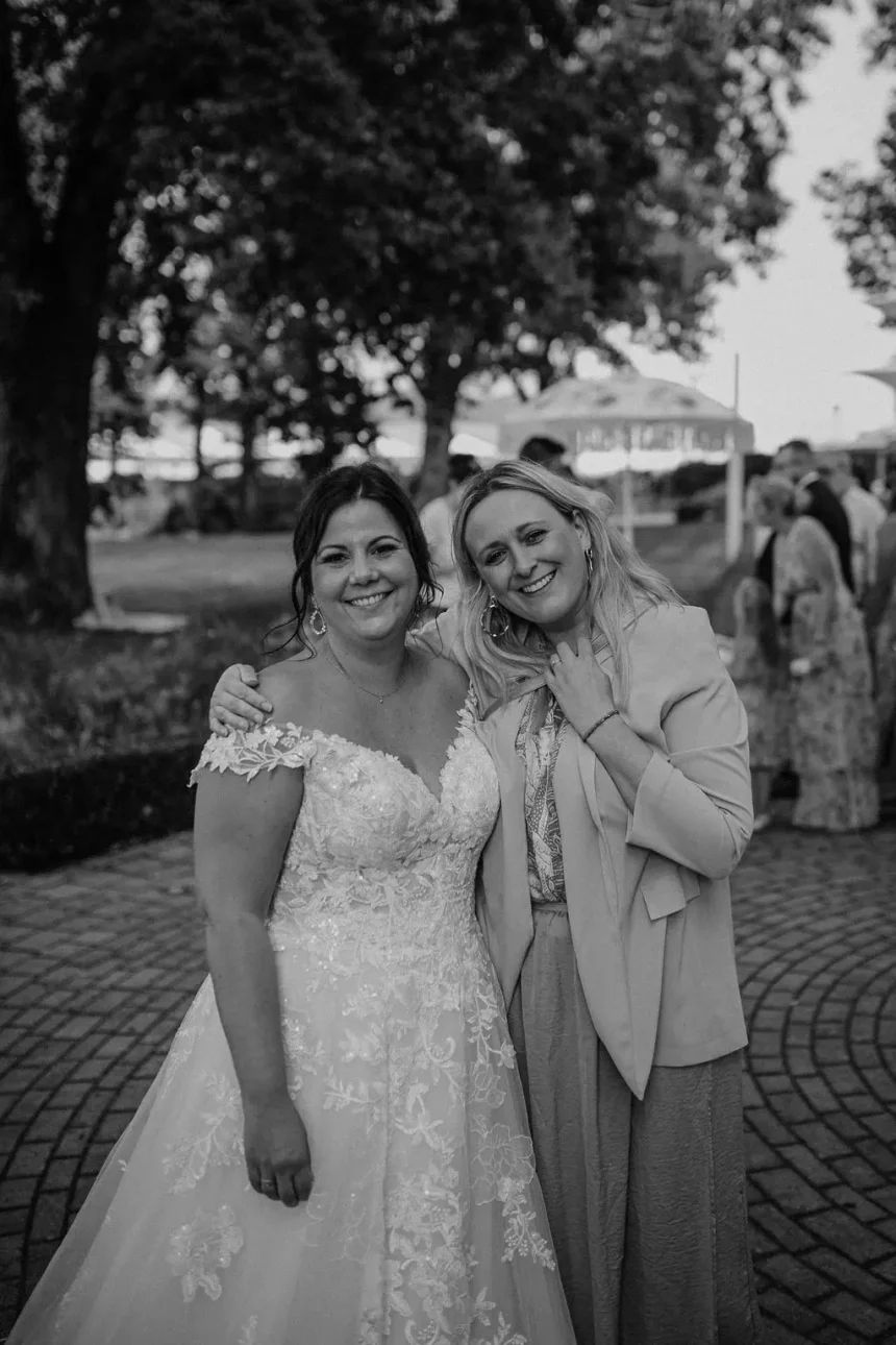 Hochzeitsplanerin mit der Braut am Hochzeitstag