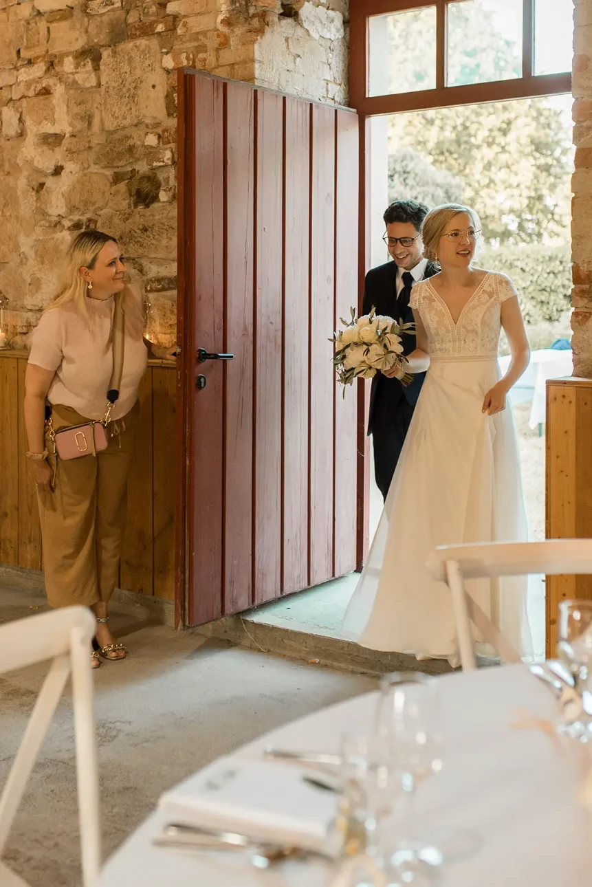 Brautpaar am Hochzeitstag mit Hochzeitsplanerin