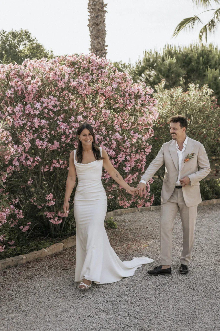 Brautpaar vor der blühenden Vegetation auf Mallorca