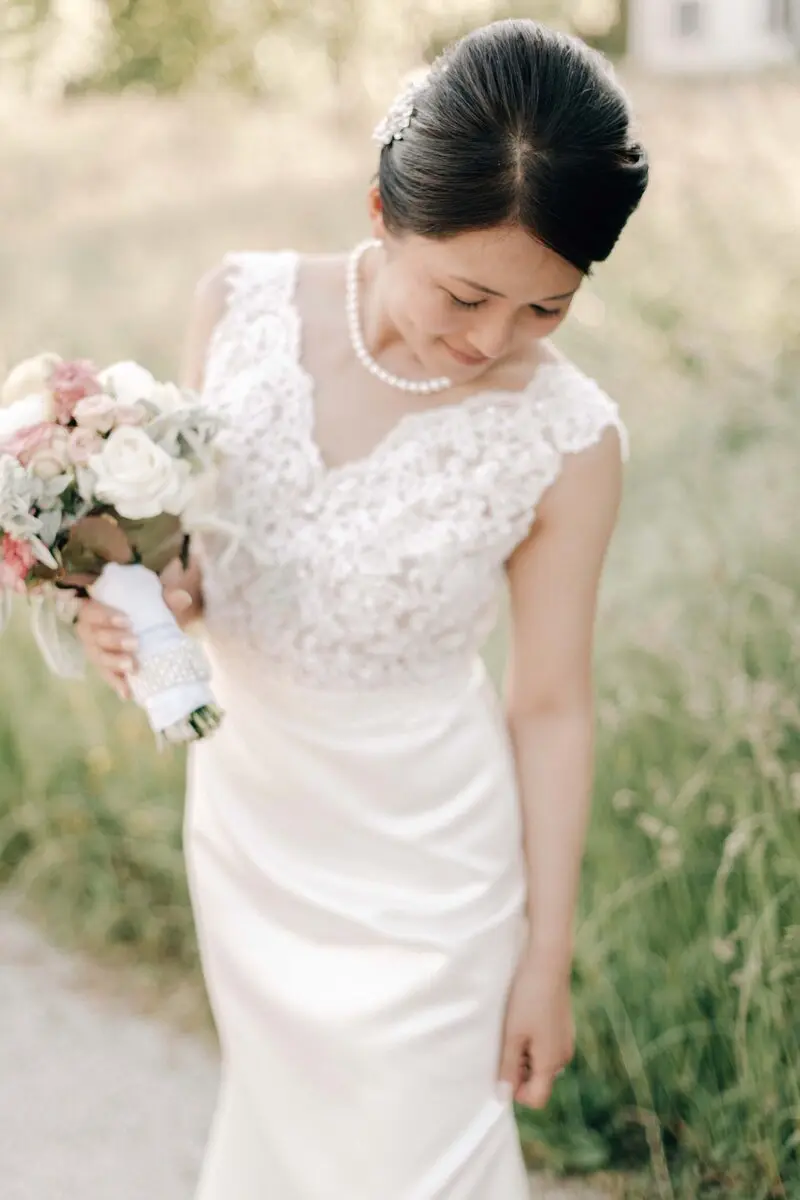 Braut Portrait mit Brautstrauß und Spitzenkleid