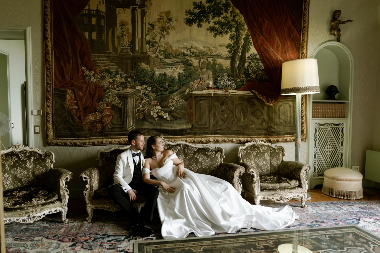 Brautpaarporträt in einer historischen Villa in Italien